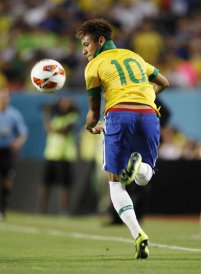 HAT-TRICK FI: Neymar comemora show na Seleção no ritmo do 'Lepo Lepo'