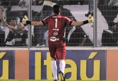 Elenco da Ponte Preta sai em defesa de Roberto após falhas