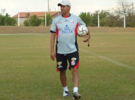 Goiano: Time de Alfinete vence, quebra tabu e assume liderança