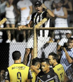 Ato de racismo tira alegria de Arouca em festejar golaço pelo Santos em Mogi