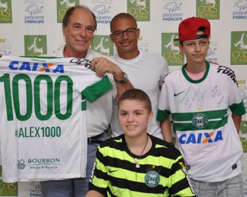 Alex doa camisa do jogo 1000 ao Pequeno Príncipe e realiza sonho de paciente