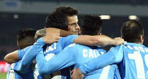 ITALIANO: Napoli vence Roma e esquenta briga pelo segundo lugar