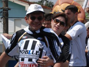 Comercial paga com salários com 'Cheque Lepo Lepo' e parte do elenco leva calote