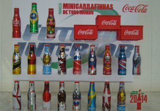 Coca-Cola presenteia Portal Futebol Interior com “Minigarrafinhas de Todo Mundo”