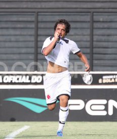 Carioca: Adilson treina Vasco com 3 atacantes para o clássico