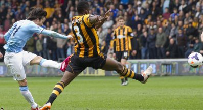 INGLÊS: Manchester City supera expulsão no início e vence fora