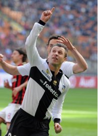 ITALIANO: Com gol de brasileiro, Parma vence fora e afunda Milan