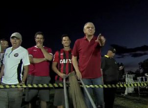 Presidente de time do Brasileirão bate-boca e chuta torcedor. Assista!