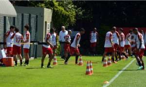 Paulistão Chevrolet: Lateral passa mal e quase desmaia no São Paulo