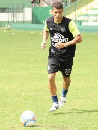 Catarinense: De volta aos titulares, lateral da Chapecoense treina faltas