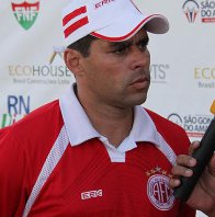 Técnico da nova geração, Leandro Sena analisa propostas para a temporada