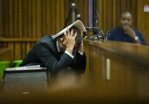 Reeva estava em pé quando Pistorius atirou, diz perito