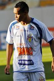 Bandidos invadem casa e fazem ex-jogador do Palmeiras refém durante assalto