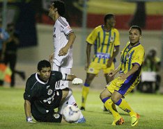 Torcida do Fluminense picha muro das Laranjeiras após vexame