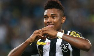 Rivais, Fluminense e Botafogo tentam contratação de atacante do CSKA