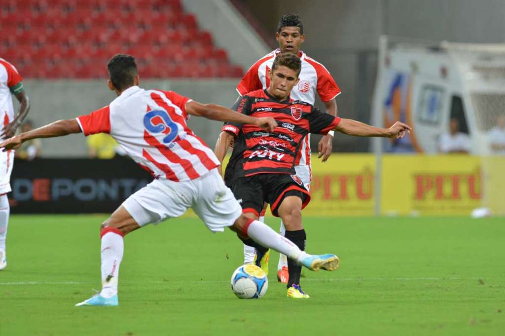 Jogador assina contrato com Icasa e se apresenta em time rival da Série B