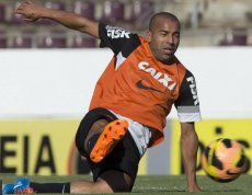 Em baixa com Mano, atacante pode trocar Corinthians por time carioca