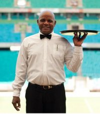 Copa 2014: Garçom de 45 anos agarra oportunidade de aprender inglês