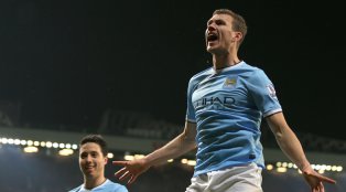 INGLÊS: City vence clássico de Manchester e cola na ponta
