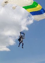 Azul do Vento leva novos paraquedistas para saltar na Florida