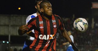 Atlético-PR 1 x 3 Vélez Sarsfield –  Argentinos vencem e complicam o Furacão