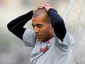 De saída? Atacante veterano não fica nem entre reservas em treino corintiano