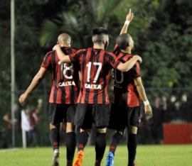 PARANAENSE: Atlético dança o vira no final e fica perto de vaga