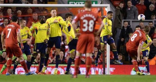 INGLÊS: Liverpool goleia Tottenham, aproveita tropeços dos rivais e assume a ponta