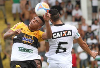 CATARINENSE: Ex-atacante do Palmeiras faz dois e Figueirense vai à final