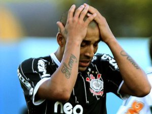 Atacante encostado alega problema familiar e falta a treino do Corinthians