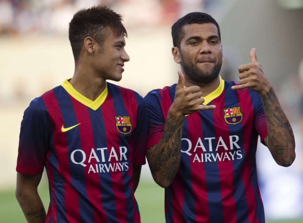 Liga dos Campeões: Daniel Alves ataca críticas ao Barça e defende Neymar