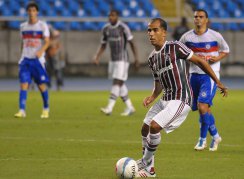 Ex-meia de Vasco, Fla e Flu anuncia aposentadoria