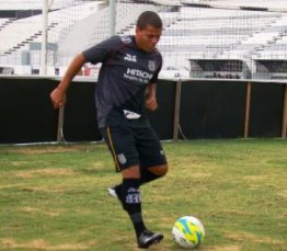 Conta outra! Lateral confirma saída da Ponte, mas nega ato de indisciplina