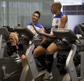 Vai sair? Atacante treina separado do elenco do Corinthians