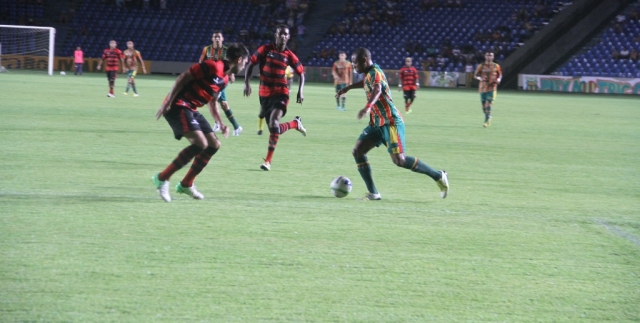 MARANHENSE: Sampaio Corrêa vence o Moto Club e coloca uma mão na taça