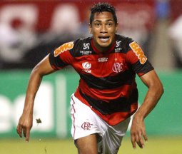 Carioca: Artilheiro tem fratura lombar e desfalca Fla por um mês