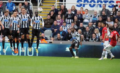 INGLÊS: Reforço milionário marca dois e Manchester United goleia