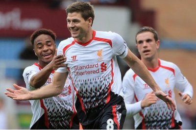 INGLÊS: Com arbitragem confusa, Liverpool vence e volta à ponta