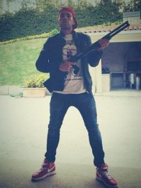 Jogador do Atlético-MG causa polêmica ao postar foto com arma