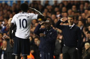 INGLÊS: Com dois de Adebayor, Tottenham goleia em casa