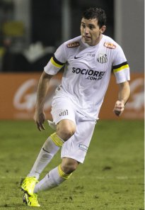 Paulistão: Pai morre no Chile e lateral vira dúvida no Santos para final