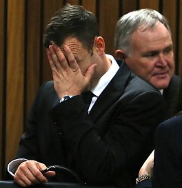 Atletismo: Pistorius tira próteses e chora ao sustentar sua versão