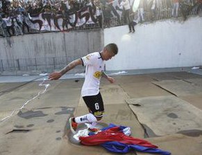 Jogador esfrega partes íntimas em bandeira de time da Libertadores e vai preso