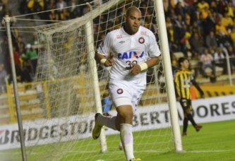 LIBERTADORES: Adriano marca, Furacão é eliminado e carrasco da Ponte classifica
