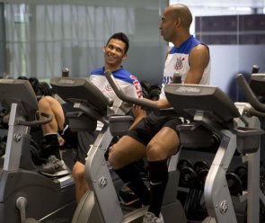 Atacante não define futuro e volta a ficar fora de treino do Corinthians