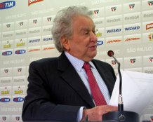 Juvenal ganha máscara em despedida do São Paulo