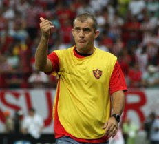 Após título relâmpago, técnico do Sport chora com homenagem do pai. Assista!