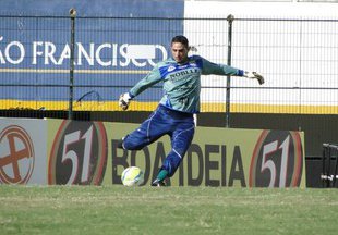 Após aposentadoria de Douglas, Guarani pode buscar goleiro de time do Paulistão