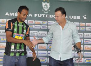 Série B: Ex-meia da Seleção e do Atlético-MG é apresentado no América-MG