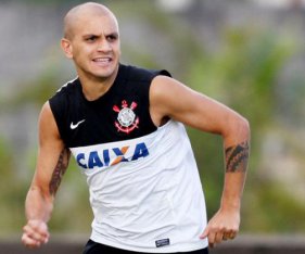 Fábio Santos diz que Corinthians evoluiu em jogos-treino